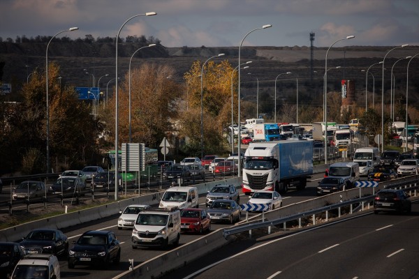 Retenciones en la A-3 y la A-31 en sentido a Madrid que suman cerca de 15 kilómetros