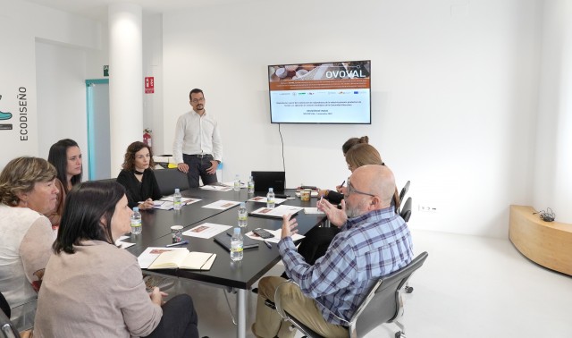 La Generalitat apoya la transformación de los huevos rotos en materias primas para la cerámica
