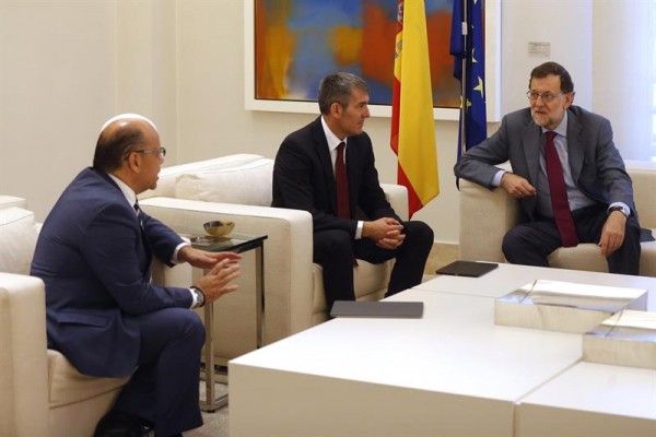Rajoy confirma ante Coalición Canaria que se presentará a la investidura y baraja la última semana de julio