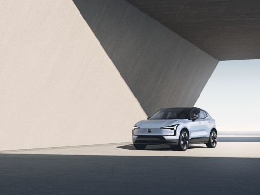El Volvo EX30 totalmente eléctrico nombrado 2024 World Urban Car
