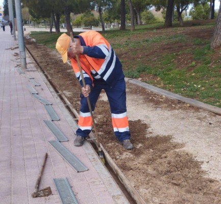 Castelló se anticipa a las lluvias con la limpieza de imbornales: de momento van 324