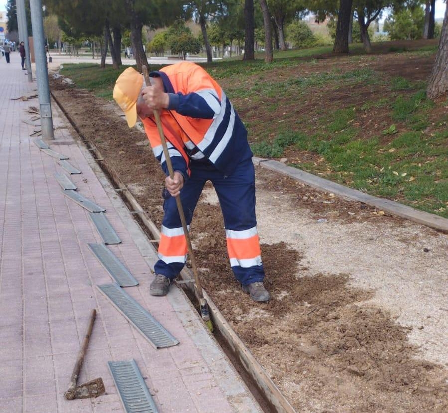 Castelló se anticipa a las lluvias con la limpieza de imbornales: de momento van 324