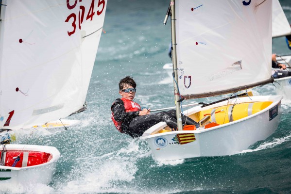 Mattos y Del Castillo empatan en cabeza del Campeonato de España de Optimist en un día de temporal

