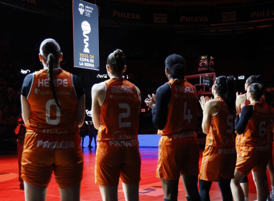 Valencia Basket alza la Copa de la Reina al cielo de la Fonteta 