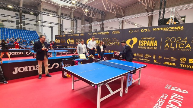 El campeonato escolar de tenis de mesa reinaugura el Pitiu Rochel de Alicante tras su reforma