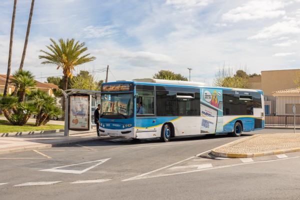 L'Alfàs apunta a la eliminación de semáforos en Altea como motivo de la demora en el transporte público