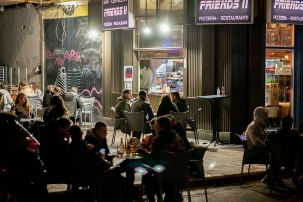 Asociaciones vecinales exigen al Ayuntamiento que actúe ante el aumento de las terrazas