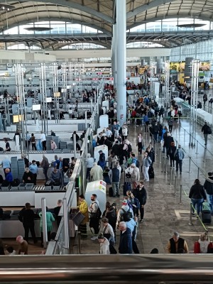 Trabajadores de seguridad privada del aeropuerto inician la huelga de Semana Santa con colas en los filtros