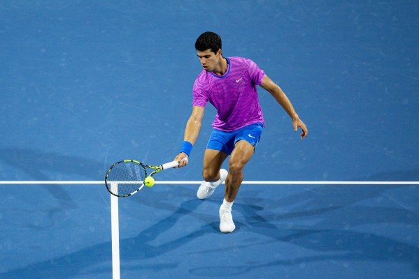 Alcaraz ganó a Dimitrov y Berrettini en las tres superficies y sólo perdió ante Sinner
