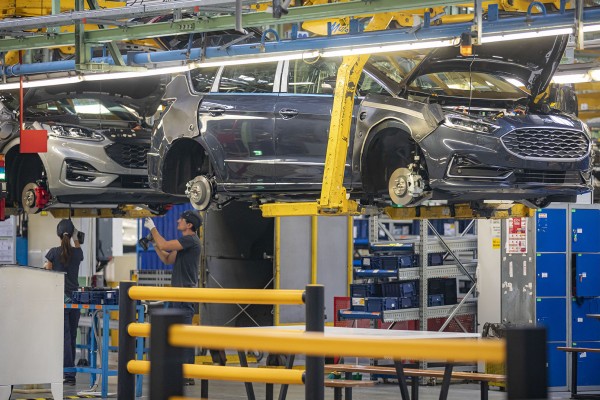 La industria y la política valenciana celebran la asignación de un nuevo vehículo a Ford Almussafes