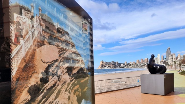 La muestra de postales 'Recuerdo de Benidorm' recibe a los turistas desde los siete Espais d’Art