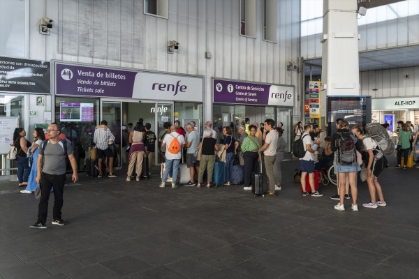 Trenes, aerolíneas y autobuses amplían su oferta para Semana Santa ante las buenas previsiones