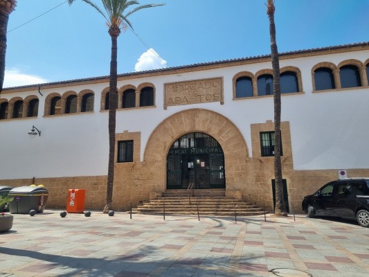 Xàbia llena las paradas del Mercat tras 20 años y prepara 50.000 euros para una mejora interior

