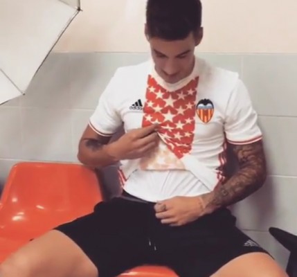 Santi Mina alimenta las especulaciones sobre la nueva camiseta 