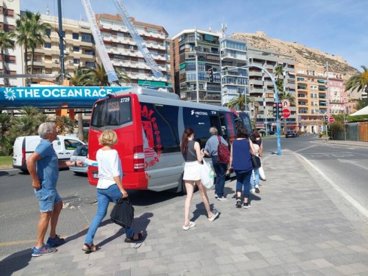Alicante refuerza las lanzaderas del Castillo ante la primera escala doble de cruceros del año