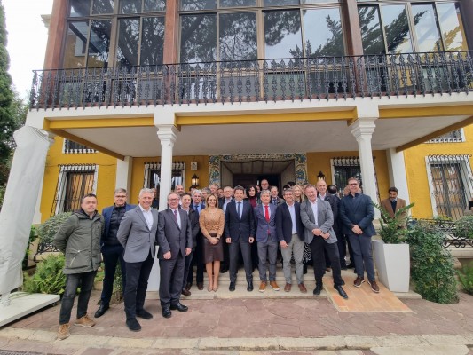 Mazón apoya la actividad de las empresas de la Vall d'Albaida “como una solución y no un problema”