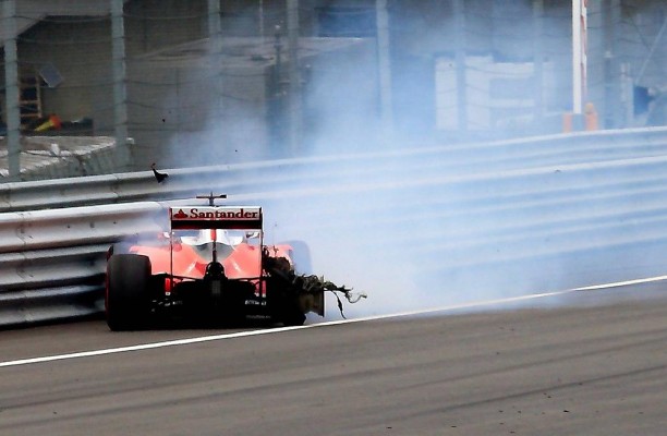 Pirelli afirma que el neumático de Vettel reventó por 