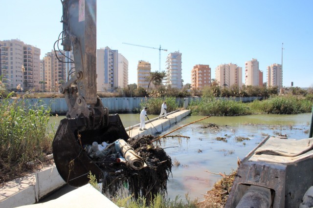 La CHS licita el mantenimiento y limpieza de residuos en las redes de flotantes del Segura