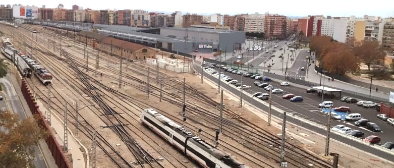 Playa de vías junto a la estación del AVE Joaquín Sorolla de Valencia - 