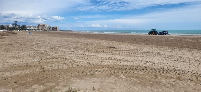 Borriana prepara les platges per a Setmana Santa amb la seua neteja i instal·lació de punts de recàrrega