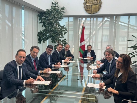 El Gobierno vasco y Cofares firman un convenio para luchar contra el desabastecimiento de medicamentos en la región
