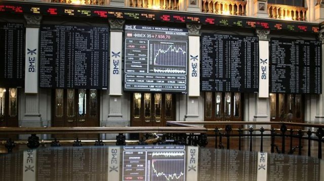 El Ibex 35 cede un 1,75% y cierra por debajo de los 8.000 puntos