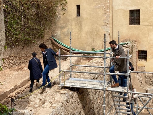 Unas excavaciones sacan a la luz una muralla del siglo XIII en el patio del Palau Comtal de Cocentaina