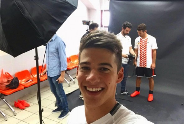 El Valencia CF juega al despiste con la nueva camiseta
