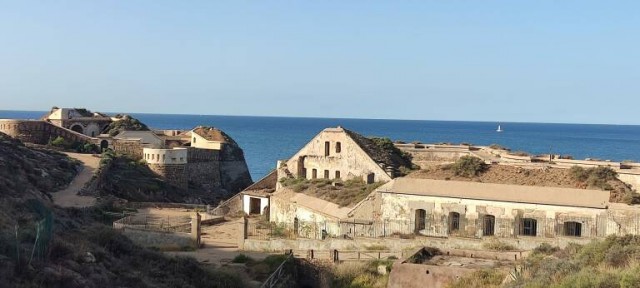 La nueva senda peatonal que integra las construcciones defensivas hasta Cala Cortina, a punto para abrir al público

