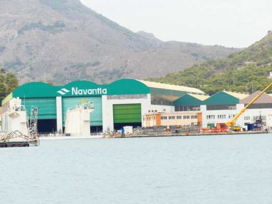 Navantia Cartagena invierte 270.000 euros para sustituir una de las grandes puertas de las naves donde se construyen los S-80  