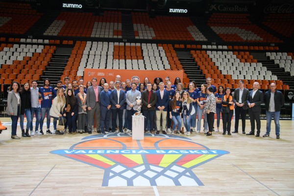 La Fonteta se rinde a sus campeonas, que van 