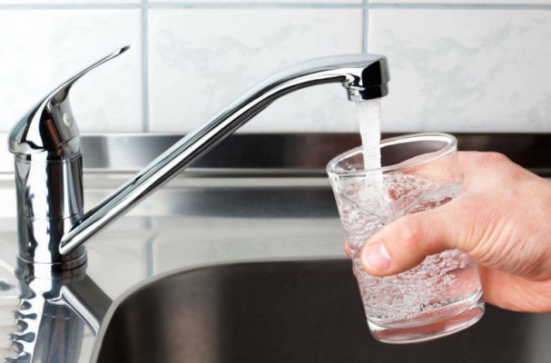 Murcia ajusta los precios del agua: 8 de cada 10 hogares pagarán menos con las nuevas tarifas
