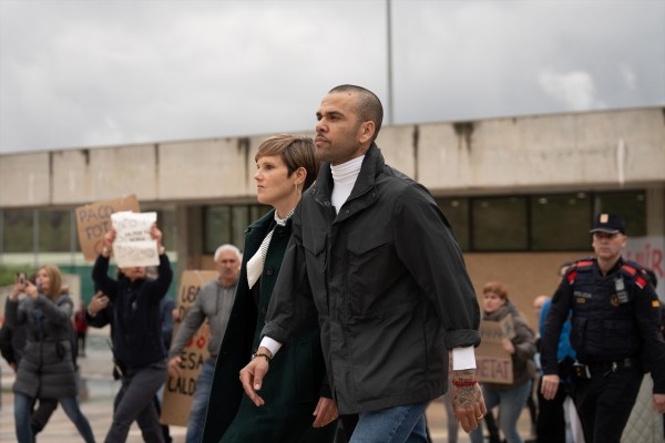 Dani Alves sale de prisión y esperará en libertad la revisión de su condena por agresión sexual