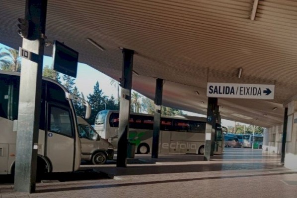 Elche rotulará también en castellano las señales de tráfico solo en valenciano