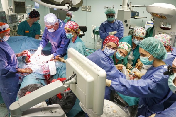 La Fe interviene con éxito un tumor en una bebé que todavía estaba en periodo de gestación