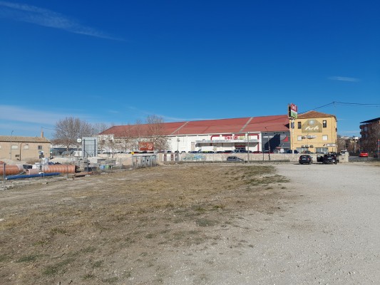Villena adecua la zona de aparcamiento para turismos y grandes camiones en el solar de ADIF
