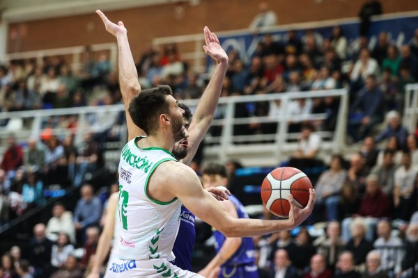 Dos tiros libres de Eric Stutz dan la victoria al Amics Castelló en Oviedo para aferrarse a la salvación