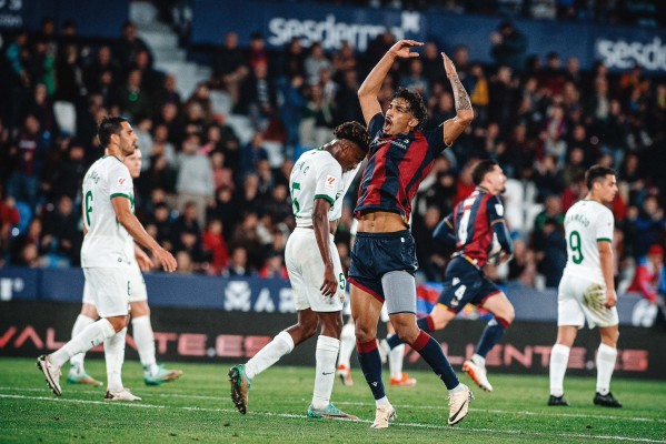El Levante se sube a las barbas del Elche

