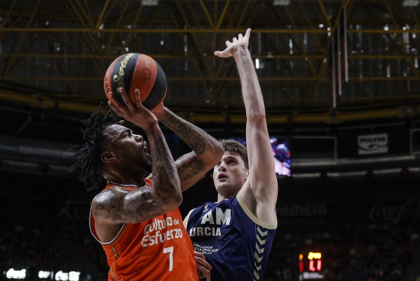 Valencia Basket sortea la trampa táctica del Murcia y vuelve a la lucha por ser cuarto