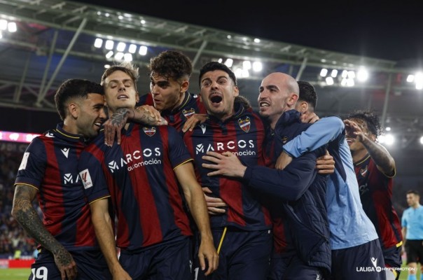 El Levante se sube a las barbas del Elche