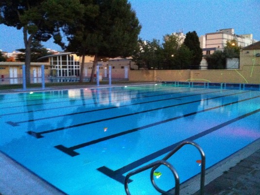 La única piscina municipal de Valencia que abre de noche programa dj's y fiestas temáticas