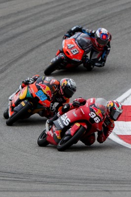 Dani Holgado logra la victoria en Portimão y el liderato en Moto3