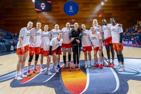 Raquel Carrera alza al cielo la Copa de la Reina, el primer paso de su recuperación
