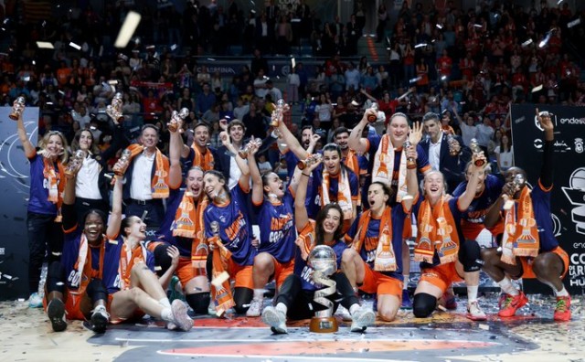 El Valencia Basket arrolla al Zaragoza y alza su primera Copa