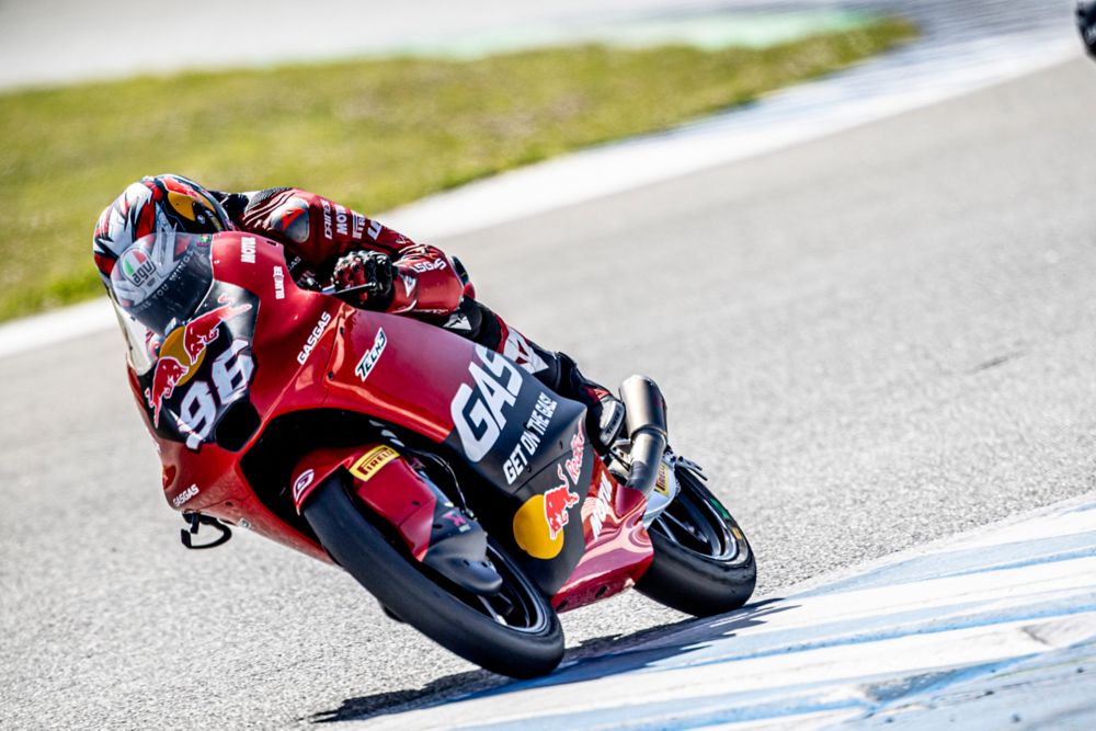 Dani Holgado logra la victoria y el liderato en Moto3
