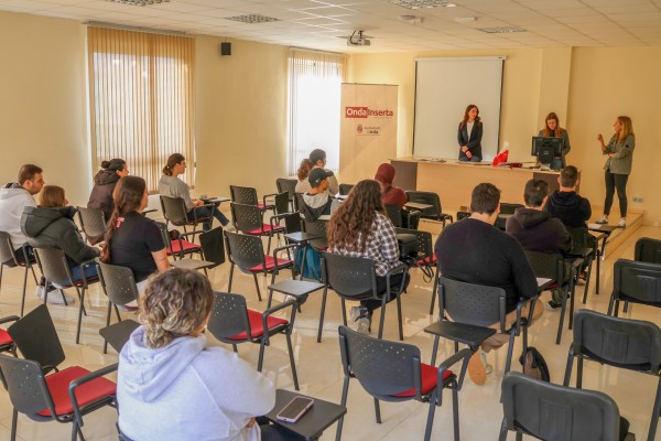 Onda invierte en el futuro de sus jóvenes con un curso de comercio, logística y almacén