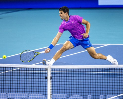 Alcaraz sigue enchufado tras Indian Wells y abre Miami arrasando a Carballés en un duelo español