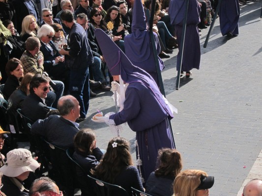 Monas vs. caramelos: ¿qué abunda más en el buche de los nazarenos murcianos?