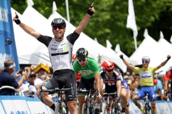 Mark Cavendish suma su tercera victoria de etapa; Van Avermaet sigue líder