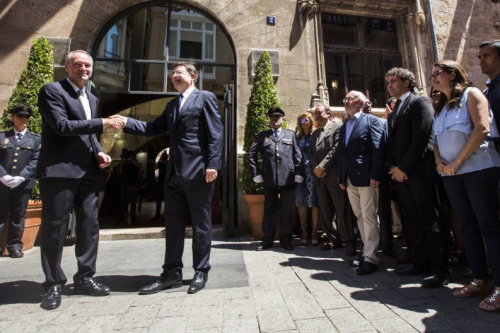 Alberto Fabra y Ximo Puig durante el traspaso de poderes. EVA MÁÑEZ - 